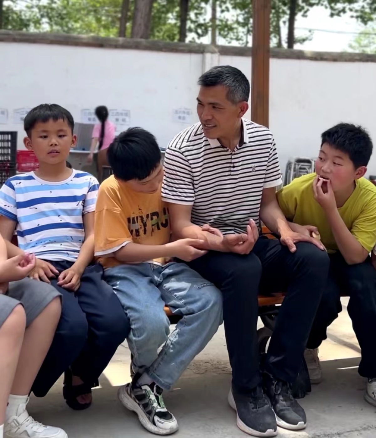 80后白发校长张鹏程:"农村的孩子也需要出去看看",洛阳白云山:为了