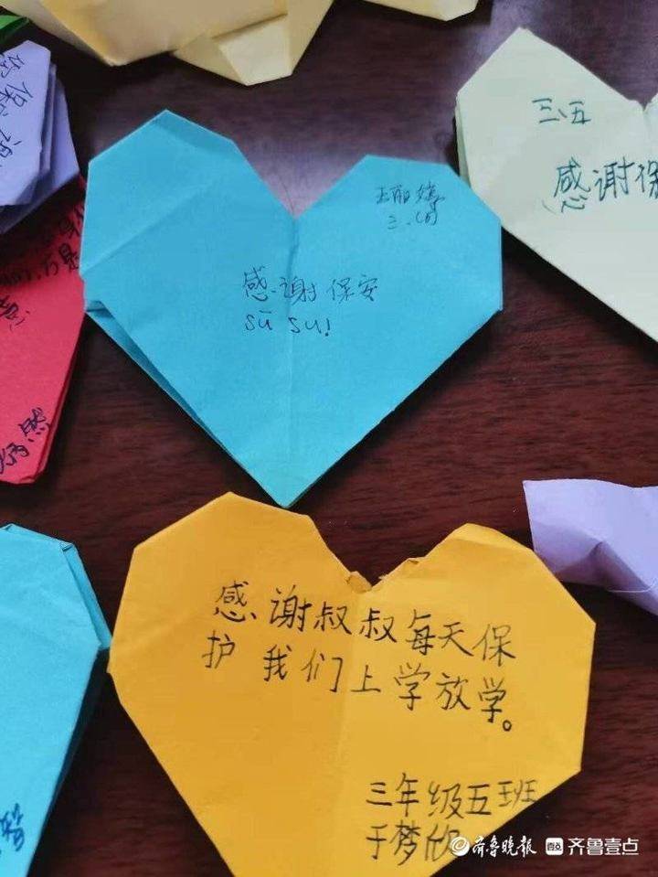 学校安保员收到济南云世界实验小学孩子们的感恩贺卡
