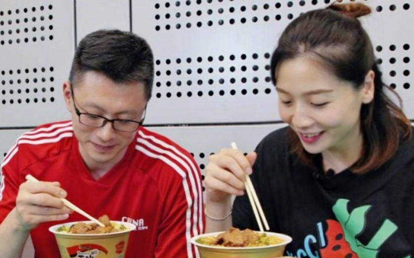 女神范十足!魏秋月晒最新孕照,大棉袄都遮不住了,鼠宝宝要来了