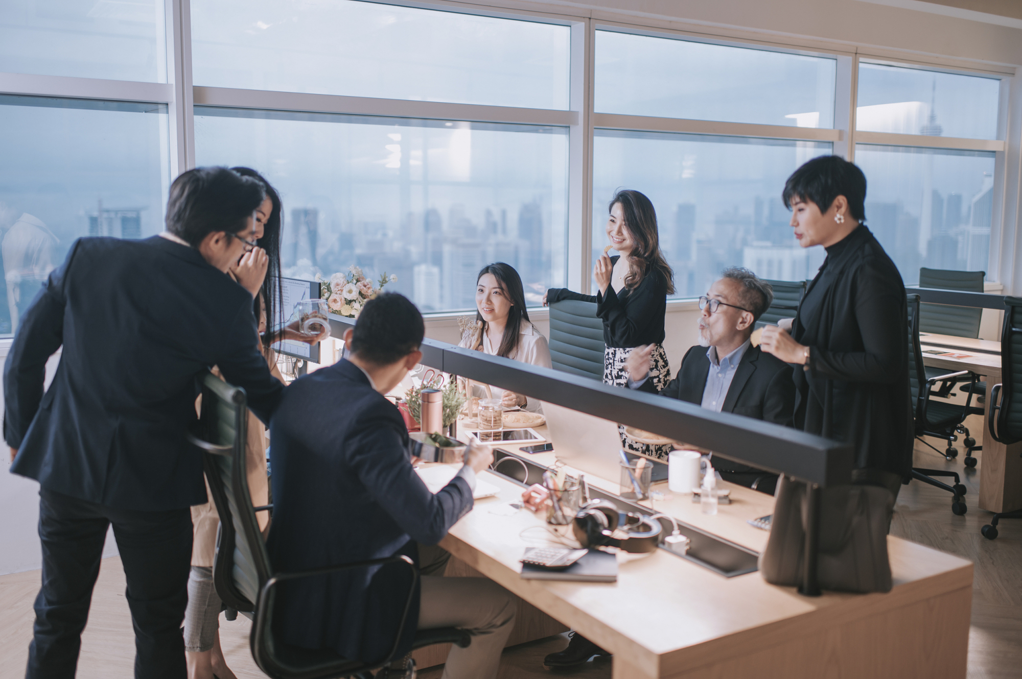 当"办公室零食文化"盛行,职场人吃零食时到底在吃些什么?