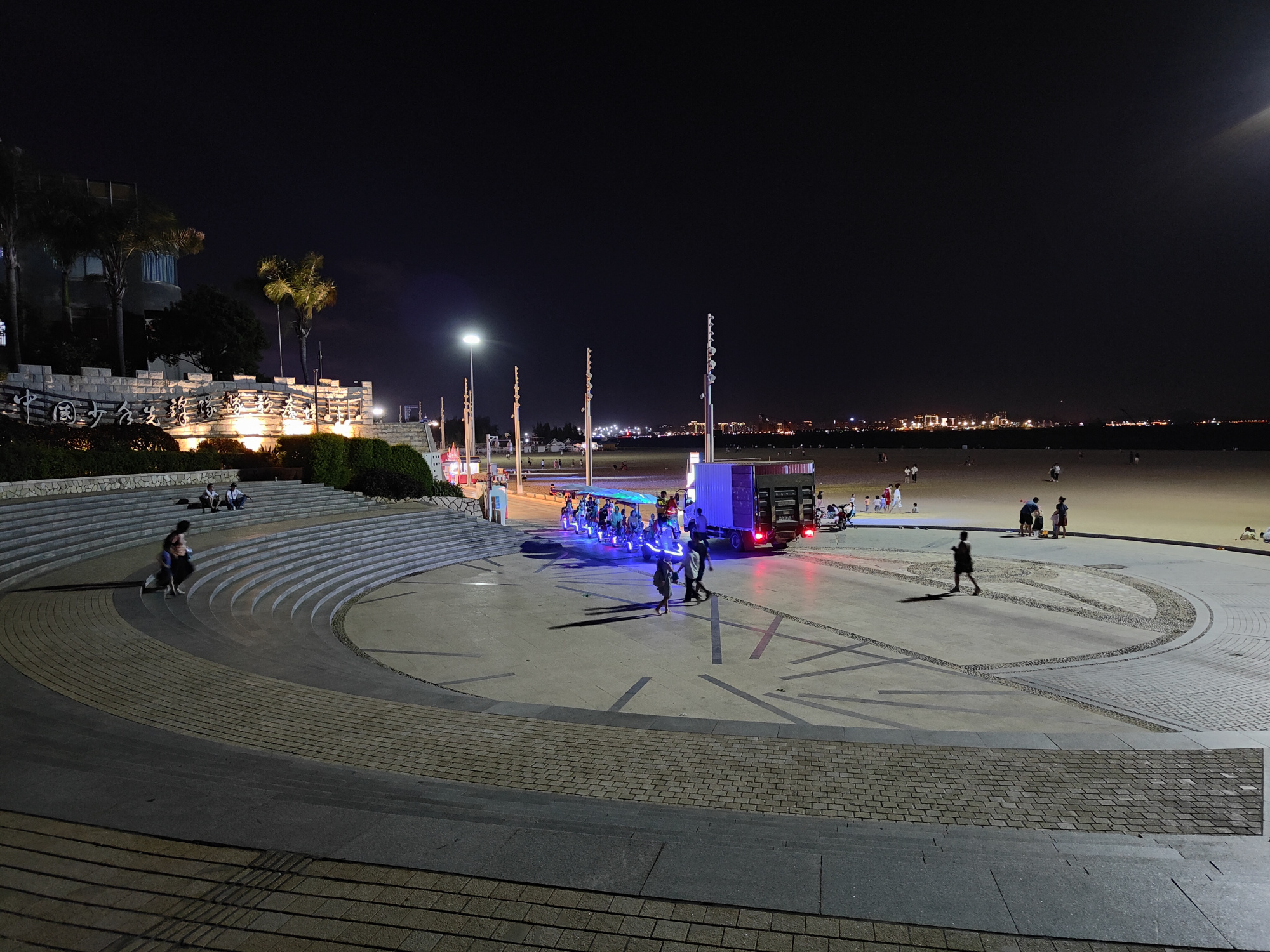 夜晚的厦门会展中心和观音山沙滩风景