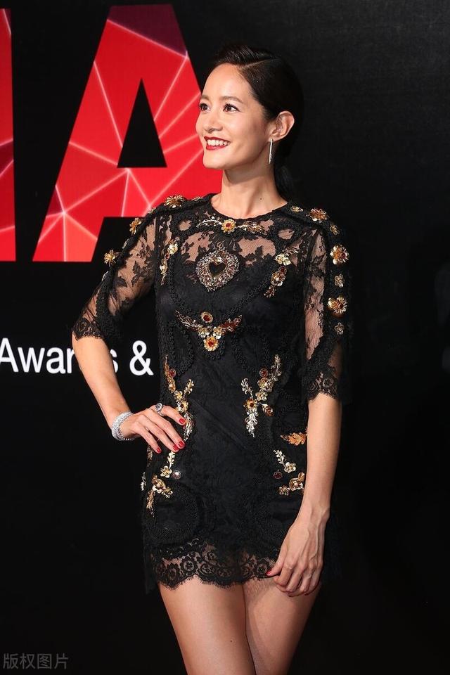 janet谢怡芬:蕾丝短裙秀美腿