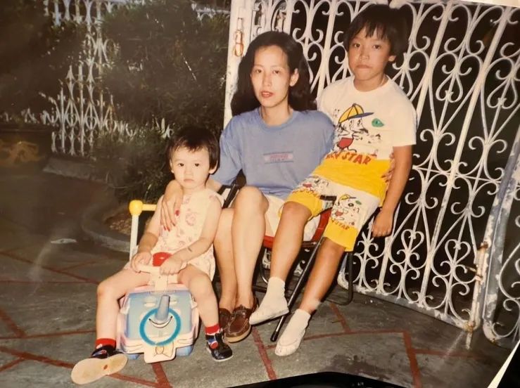 15岁出道,22岁为豪门男友未婚生3子后又分手,现在35 的梁洛施重新谈