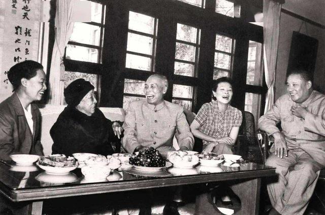 1965年李宗仁回国当天,蒋经国海上密会曹聚仁:台湾想和北京谈判