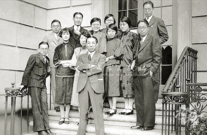 1927年前后,林徽因与梁思成(左一),吴文藻(左四),陈意(左五),陈植(最