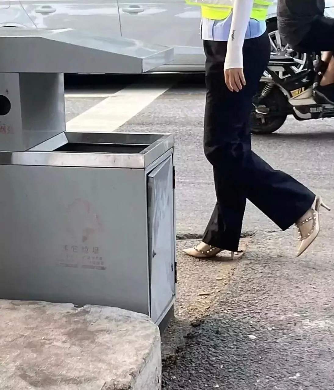 女警不能穿这种高跟鞋的,这是摆拍吧!