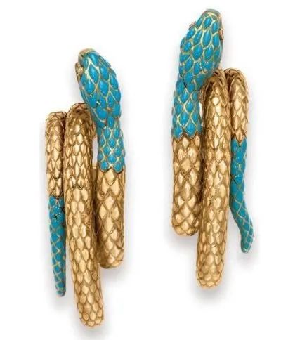 玛利亚佩戴卡地亚蛇形耳环