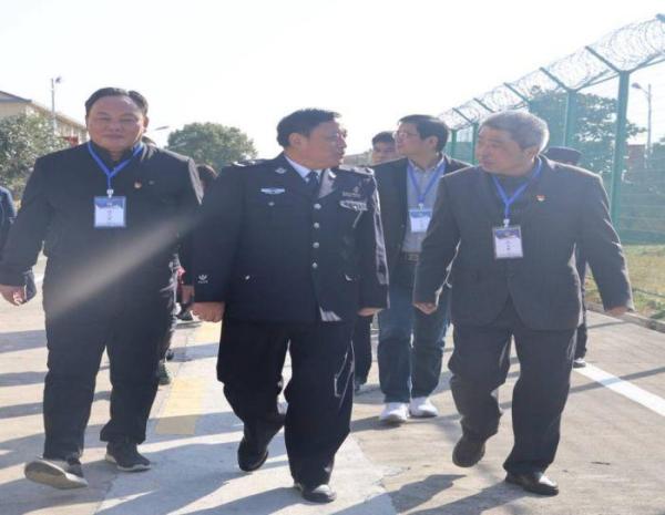 绷紧"自律弦" 守牢"廉洁关"——庐江泥河中学赴安徽省白湖监狱管理