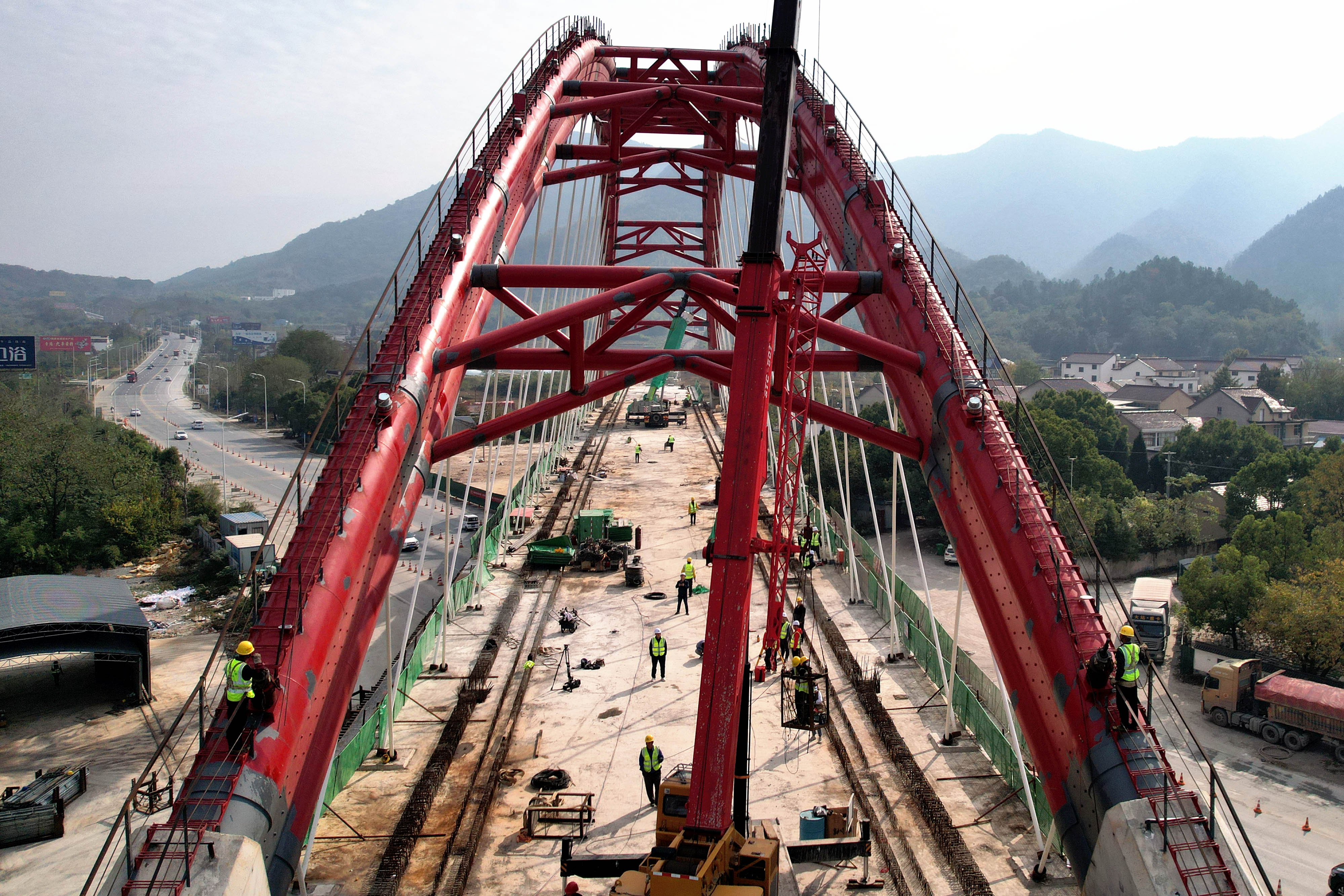 池黄铁路云山特大桥系杆拱主体完工