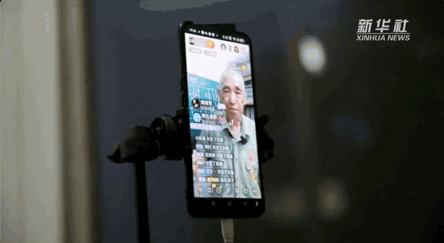 数十万人“追更”！济宁81岁退休老教师线上直播物理课