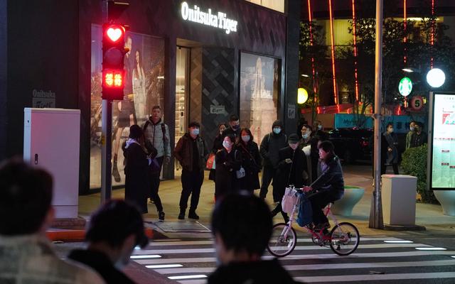 北京朝阳一路口"心形"信号灯吸引市民围观,官方释疑创新原因