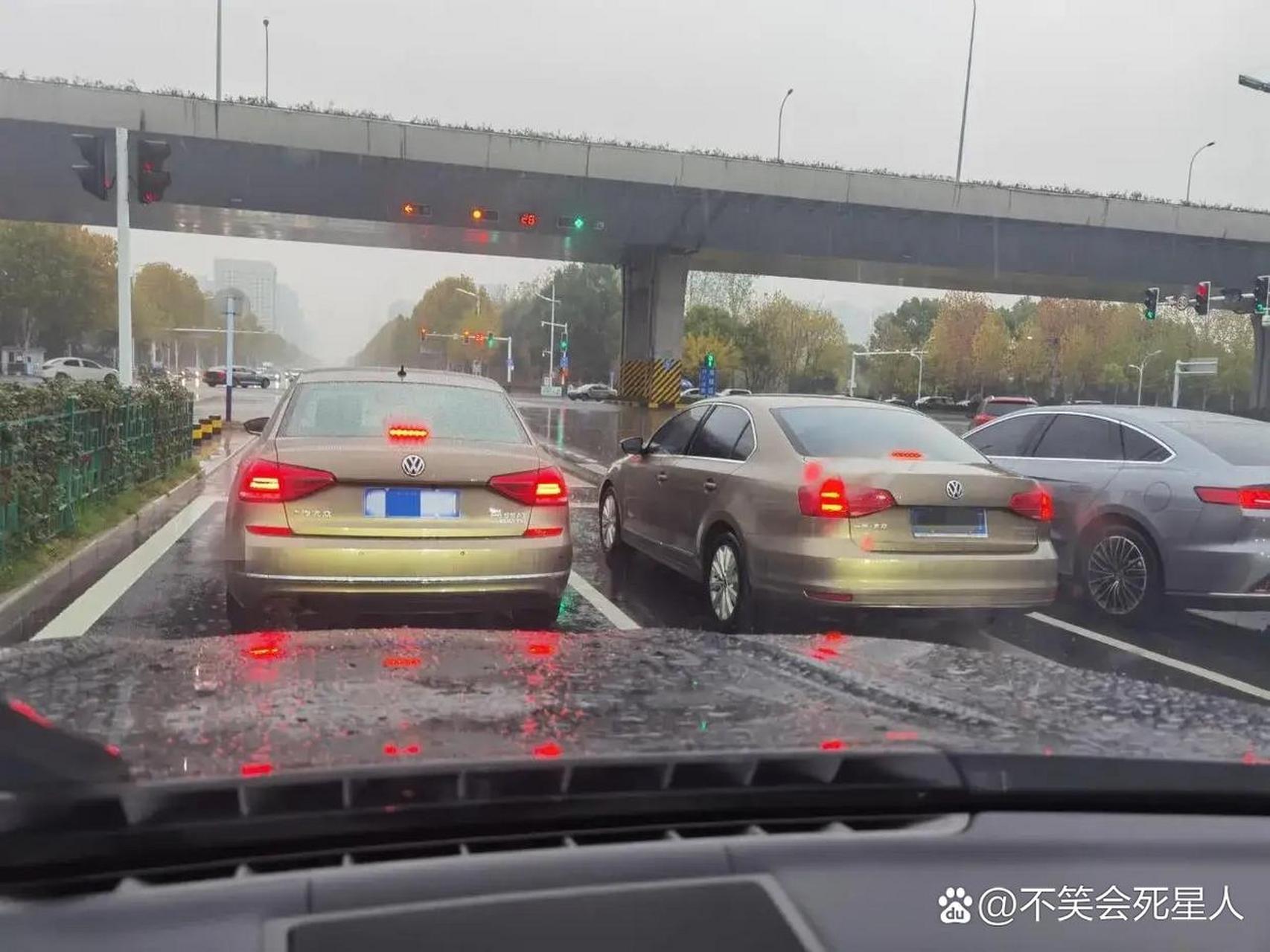 等红绿灯时前面两辆车,一样的车,一辆是passat280tsi,另一辆是sagitar
