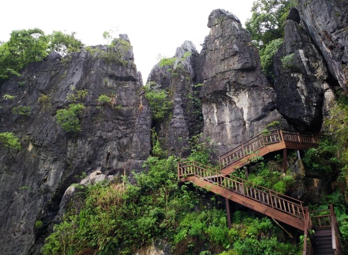 桃源洞—鳞隐石林,桃源洞系国家水利风景区,其景点"一线天"全长120米
