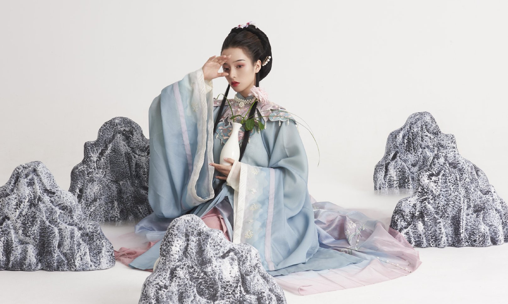 黄黑皮女生如何挑选汉服?试试低饱和"蓝粉"配色,温柔又显白