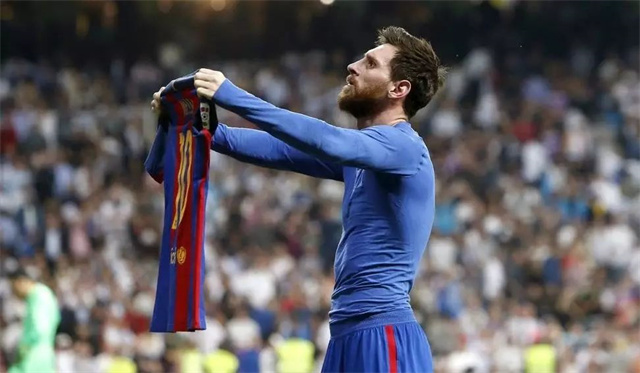 梅西在绝杀了皇马之后,为何要晾球衣庆祝呢?事情的真相在这里