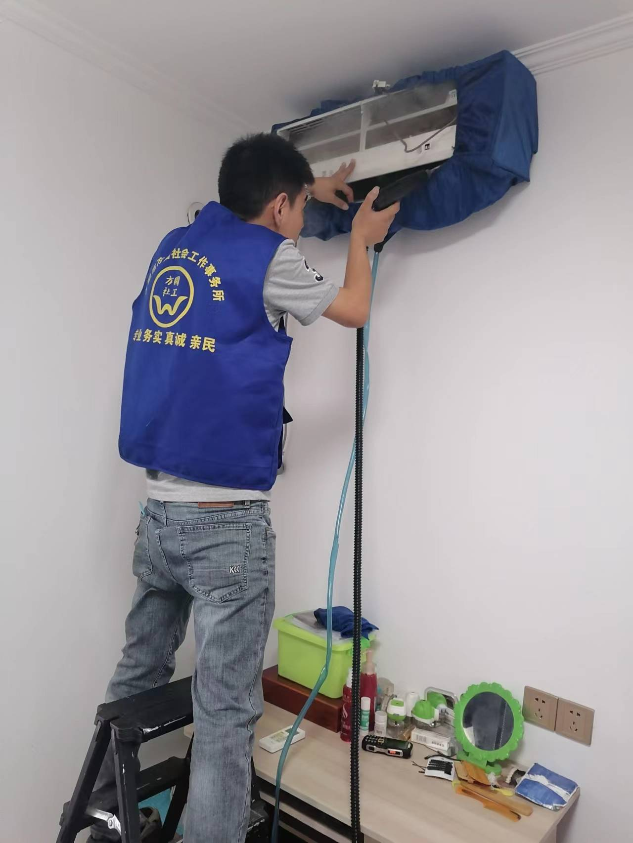 长丰县双凤开发区峰宁社区开展"清洗空调"活动