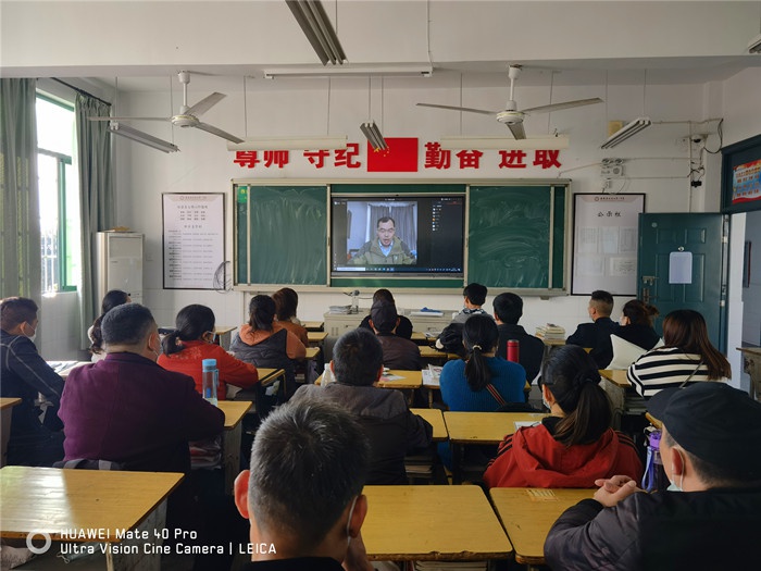 马鞍山市第一中学开展八年级家长学校活动