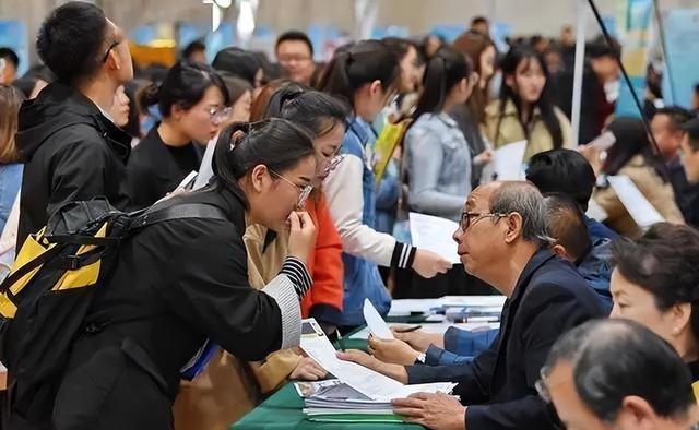 中国就业困境:为何14亿人群无法接纳千万大学生?