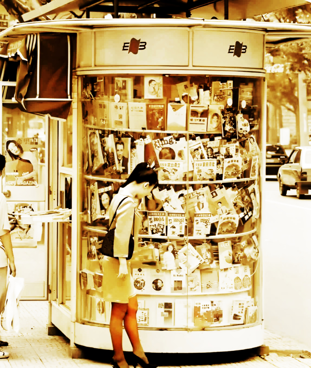 一张1999年的照片,一位女士穿着高跟鞋,黑色丝袜和西装站在售货亭前!