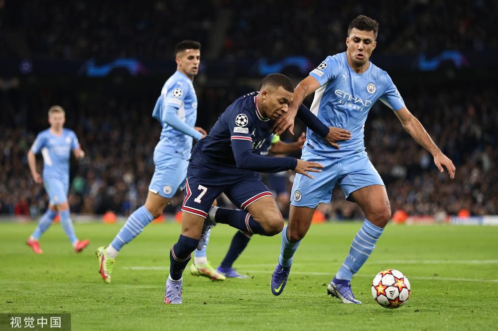 「图」梅西助攻姆巴佩 曼城2-1逆转巴黎双双出线