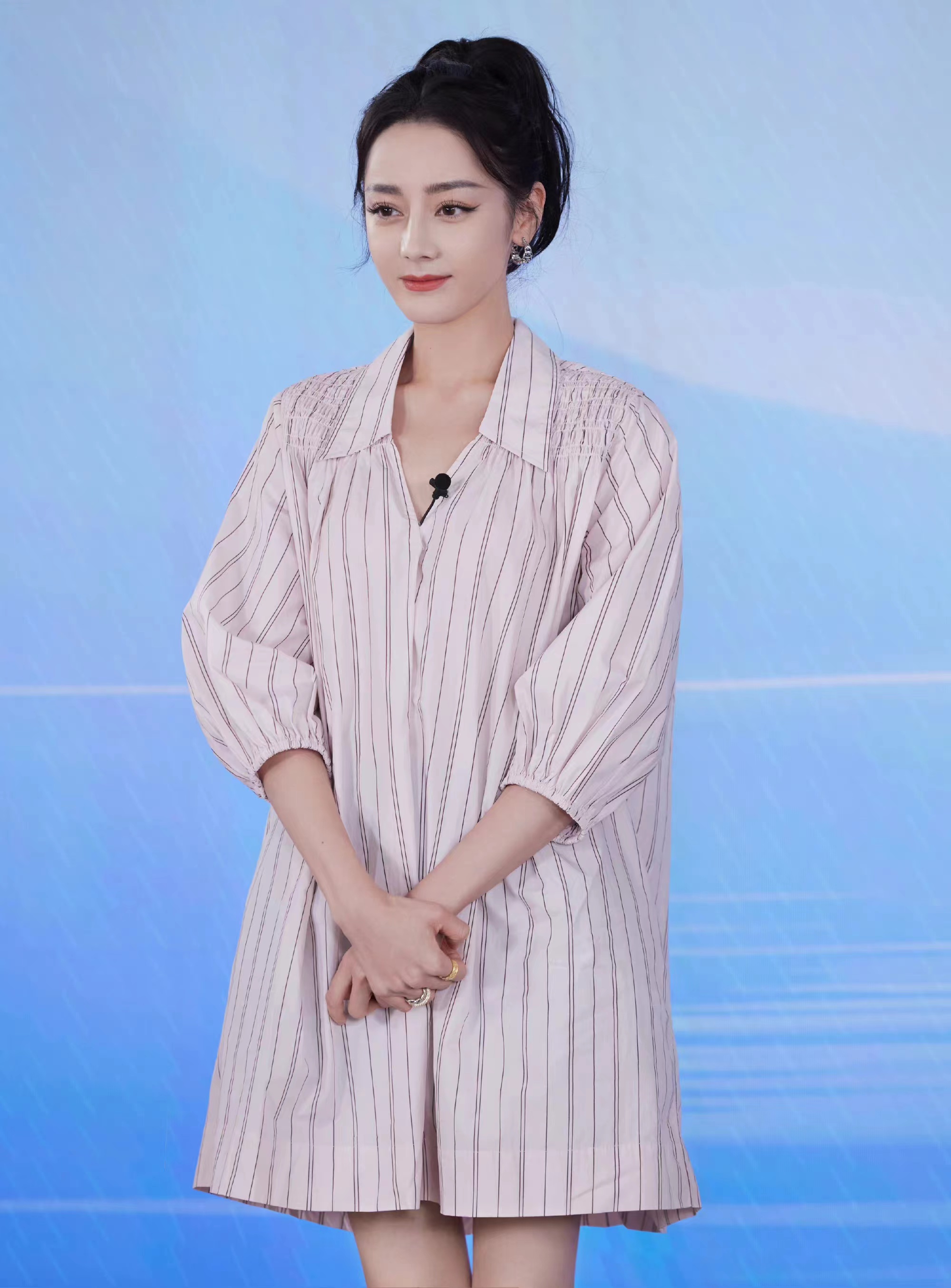 "病号服"卷土重来?迪丽热巴条纹衬衫裙搭配高马尾,时尚又减龄