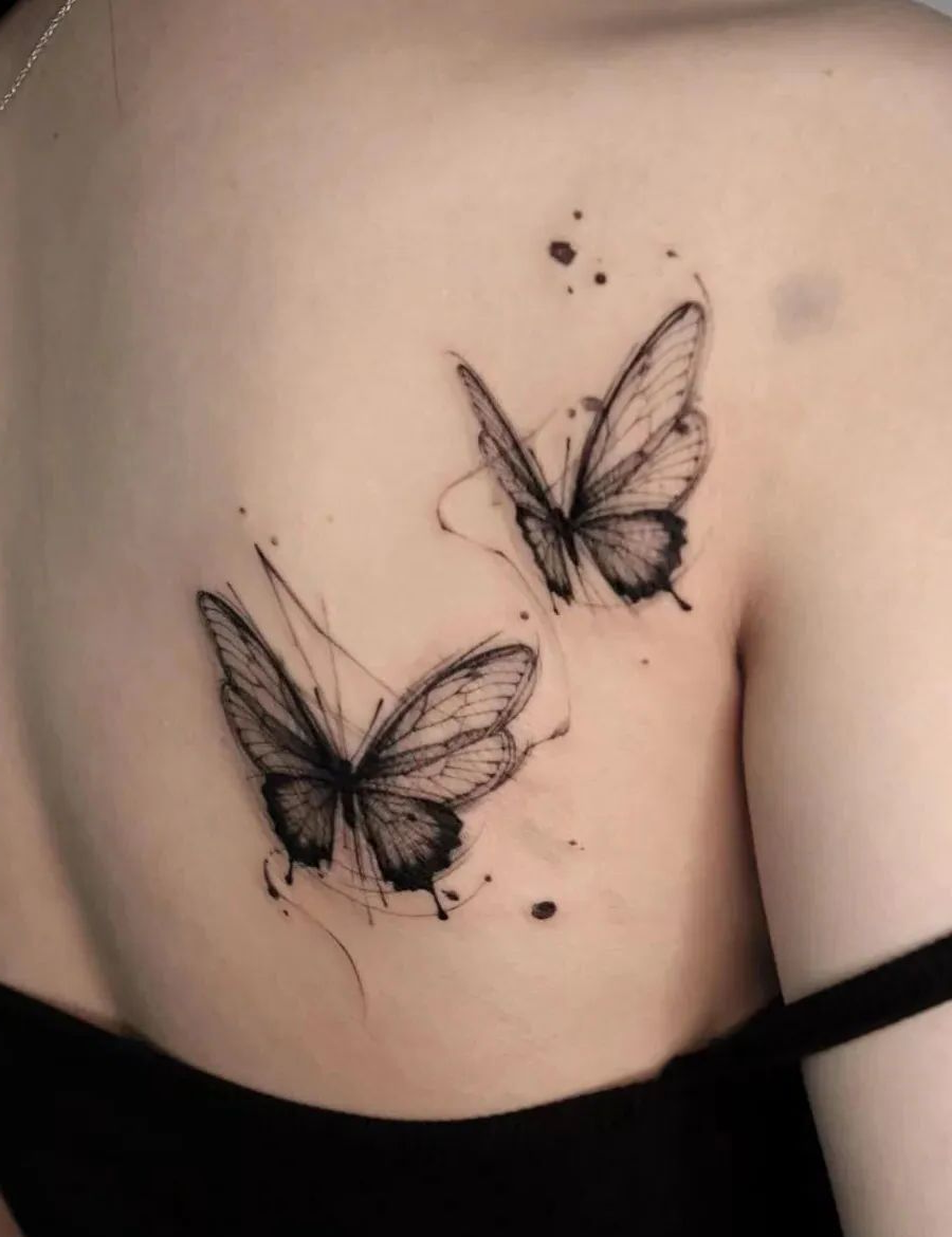 适合女生的背部纹身图案推荐:黑色蝴蝶纹身,精致而灵动!