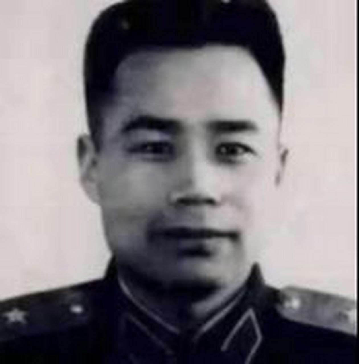 [微风]1964年,开国中将王近山娶了比自己小20多岁的保姆黄慎荣,原配