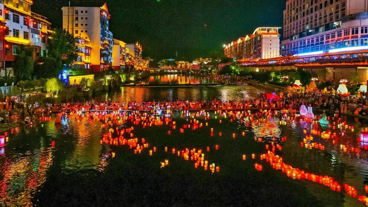 广西资源河灯节河灯万盏现奇观