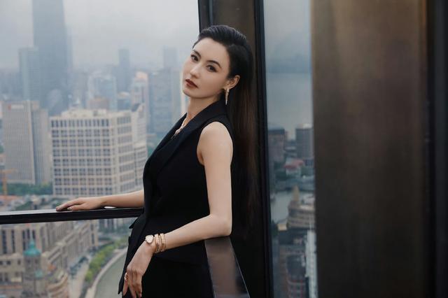 43岁张柏芝最新近况曝光,容貌身材逆跌,当三个孩子的妈妈不容易