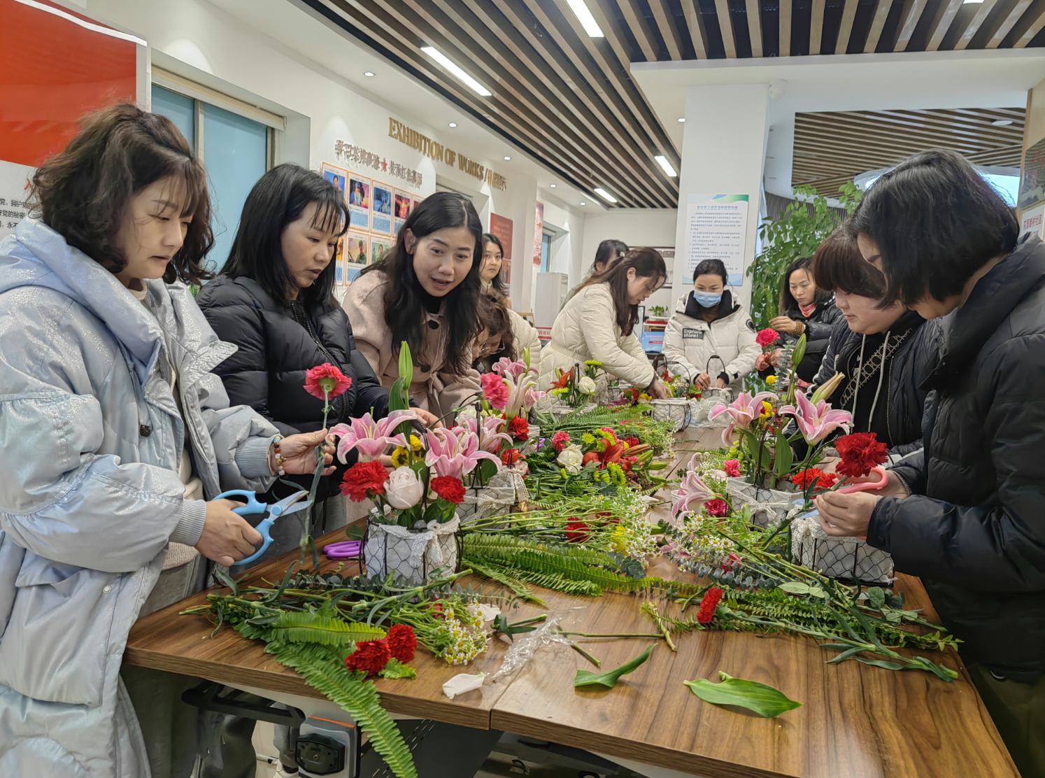 巾帼展风采 花艺润廉心 社区举办创意插花diy活动