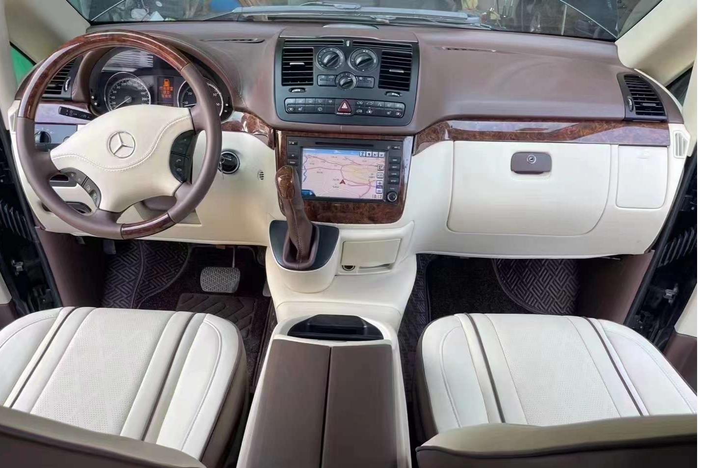 奔驰唯雅诺商务车内饰改装翻新一下,瞬间加入豪华车大家庭