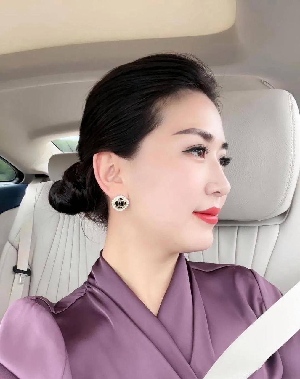 徐娘半老的她,风韵犹存.