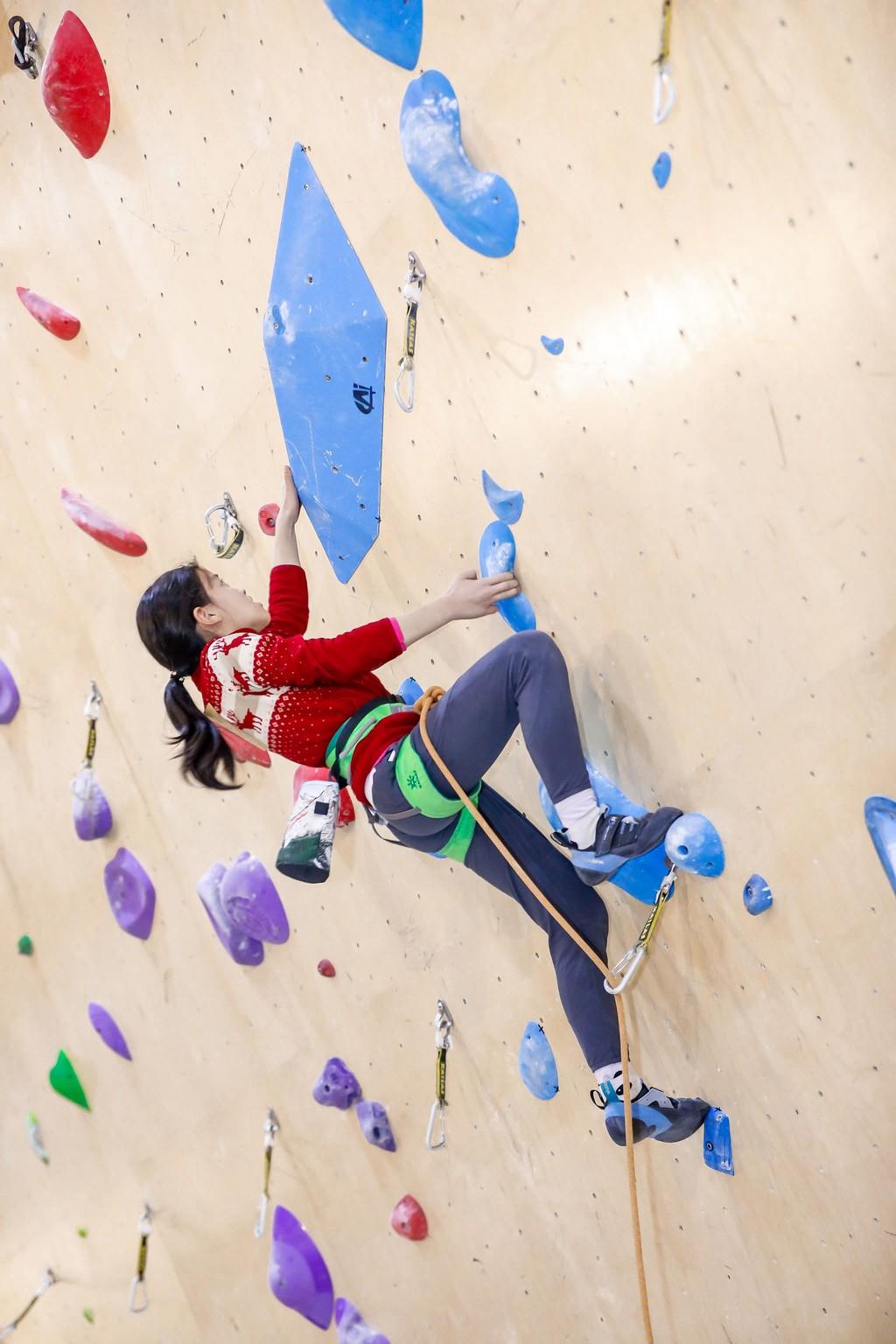 成都青少年攀岩锦标赛:岩壁起舞,攀岩少年展示极致力与美