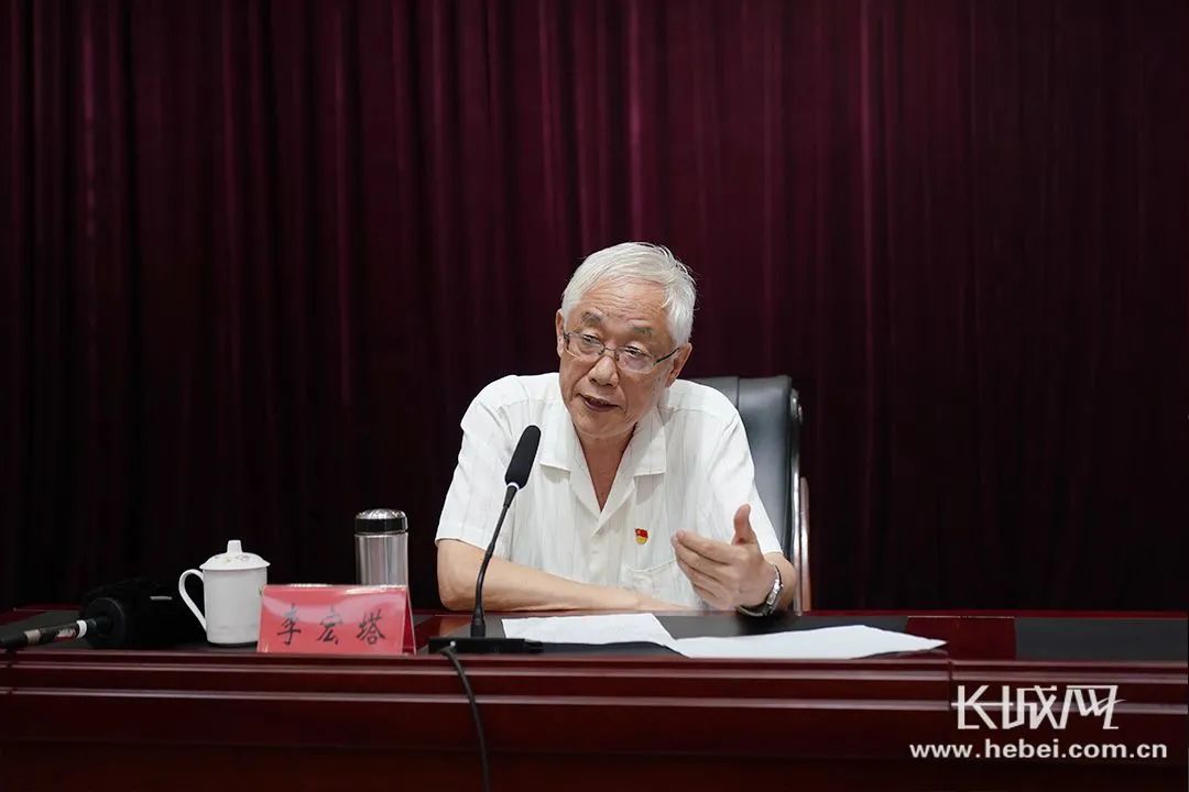 李宏塔将饱含一生荣誉的"七一勋章"捐赠给李大钊纪念馆