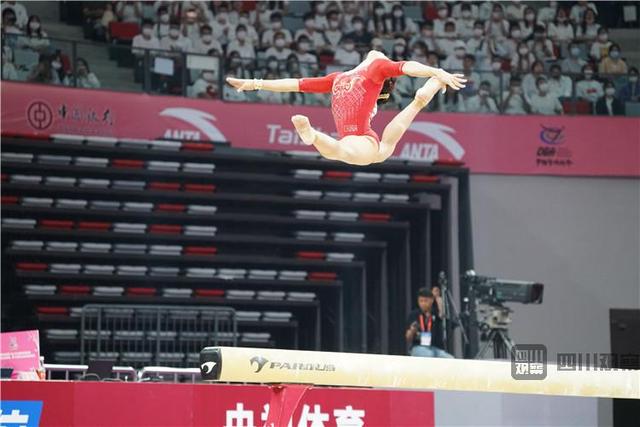 恭喜!成都妹子李诗佳家门口摘得平衡木冠军