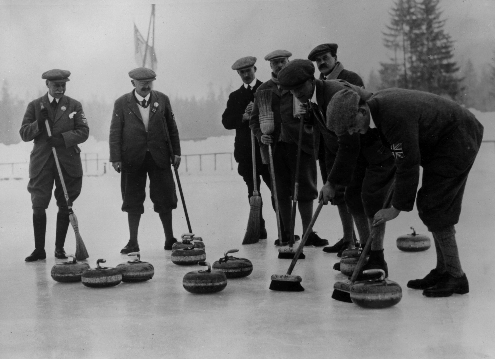 1924年,法国夏蒙尼,第一届冬奥会,英国冰壶球队正在自然场地中比赛
