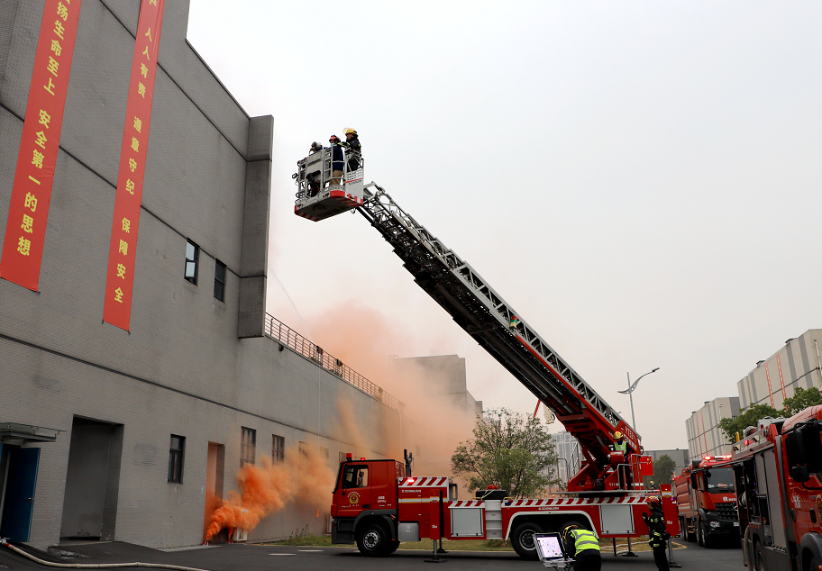 举高喷射车,云梯车……常德消防"重器"开展救援演习!
