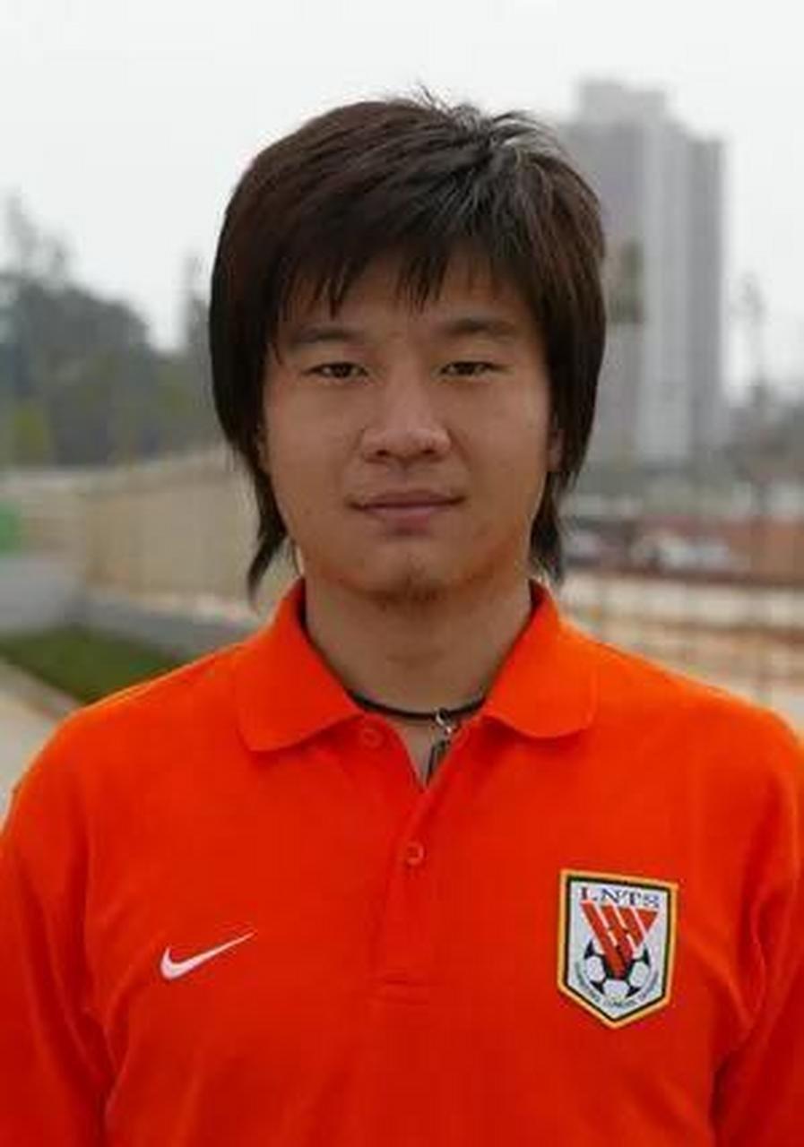 李金羽,又一位出生在辽宁省沈阳市的足球运动员,1977年出生,曾在1993