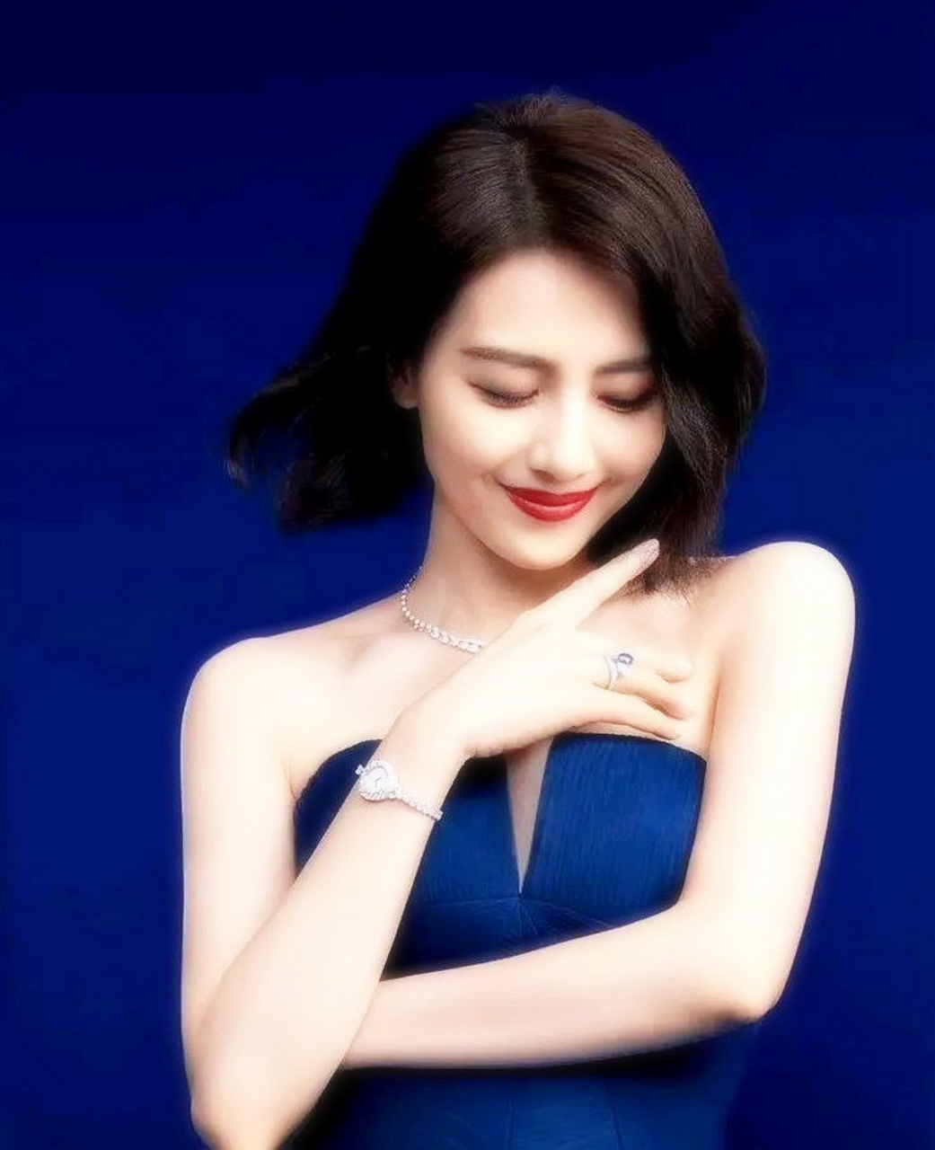 被高圆圆惊艳 身穿宝蓝色抹胸连衣裙,秀出肩颈和精致锁骨,妩媚妩媚,一