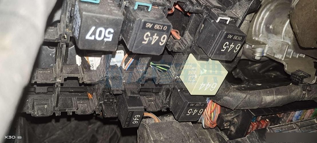 1,新桑塔纳车型的主继电器j271序列号标识为645,其中15号负责控制雾灯