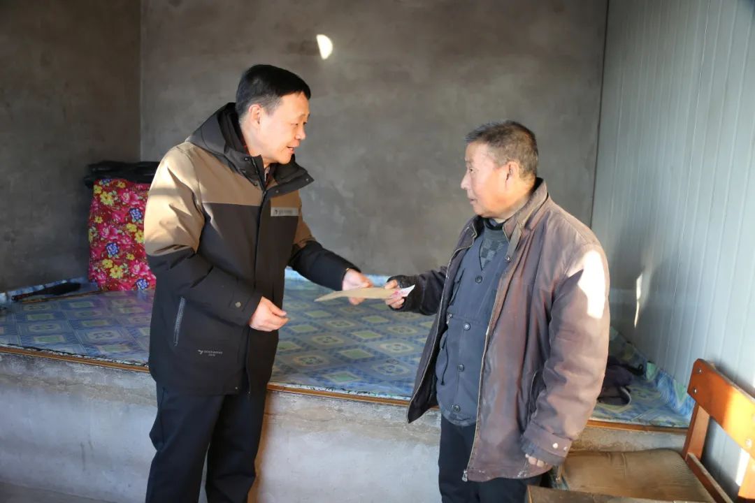 青冈法院党组书记,院长孙长久节前深入乡村走访慰问困难群众