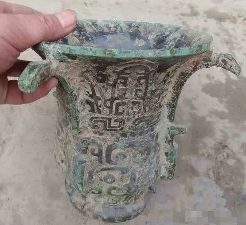 陕西汉中发现商朝青铜器——青铜酒樽