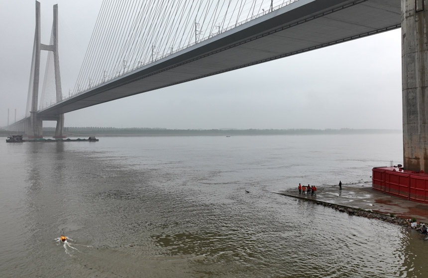 "无人船"检测助力鳊鱼洲长江大桥安全度汛