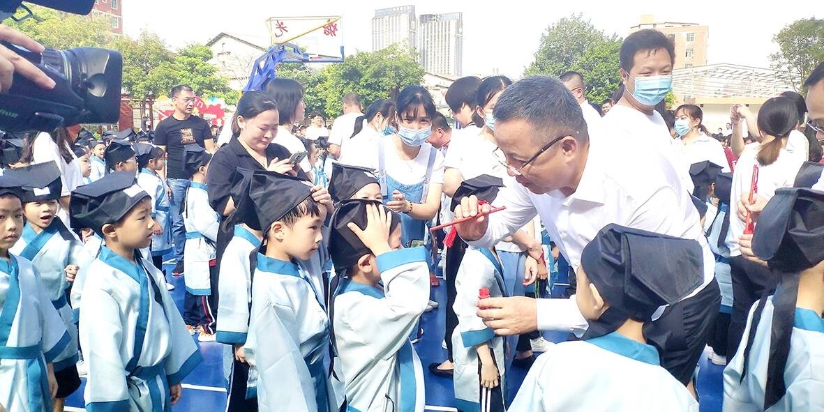 塔前小学举办"开笔礼"活动