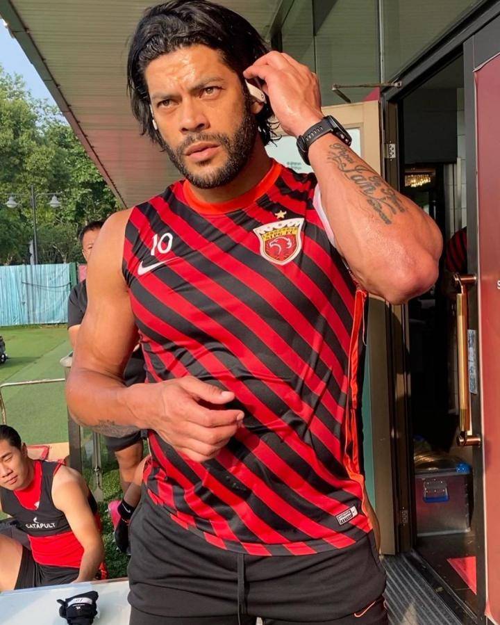 胡尔克展示健壮身材:别低估我,因为在这儿我拥有所需的一切