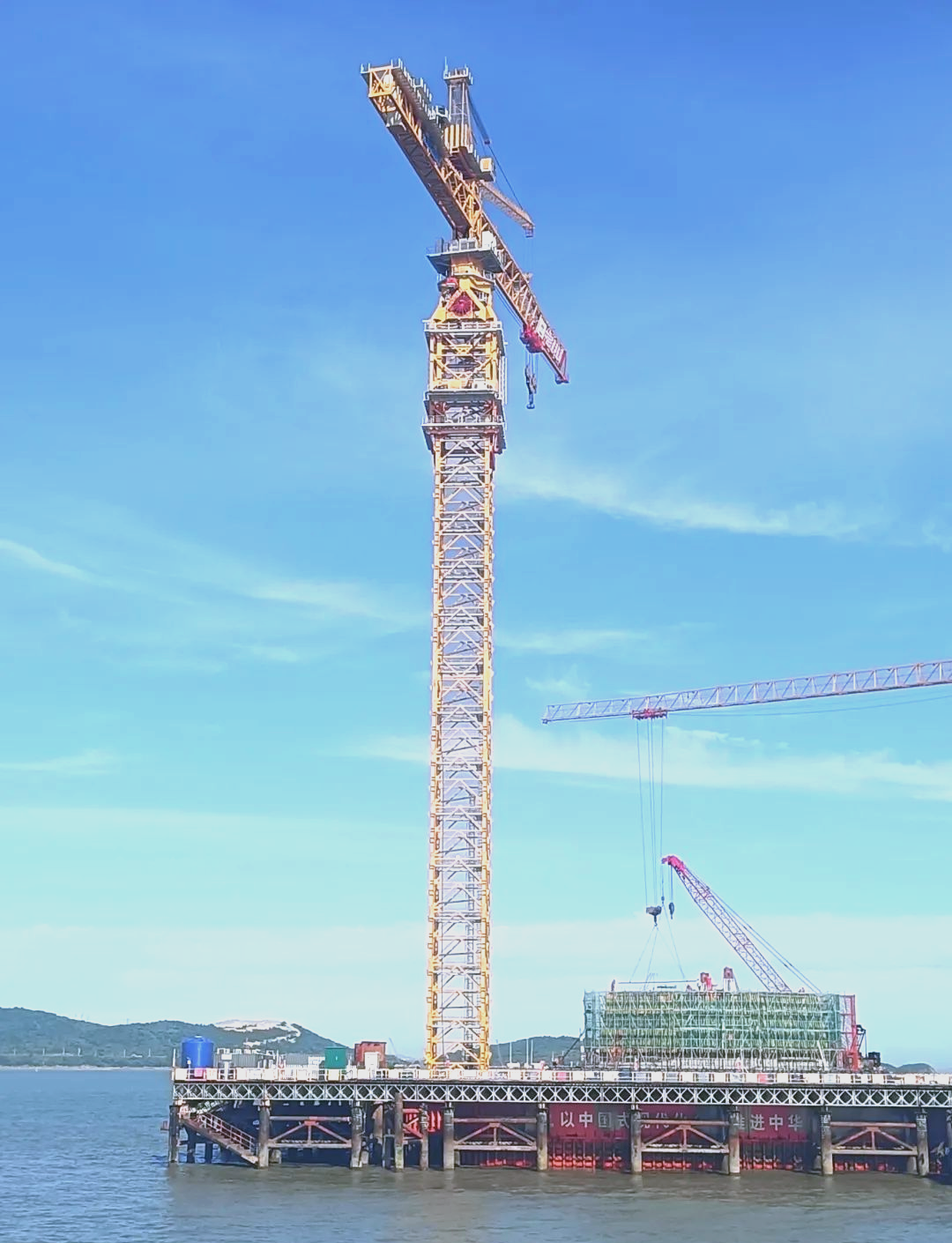近日,中国铁建港航局引进了首台自有超大型塔吊