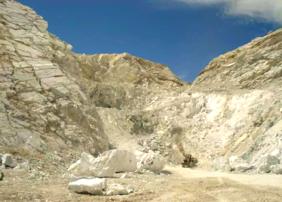 自1992年在三岔河玉矿发现红色玉石以来,其他如九八沟,羊皮岭,没草沟