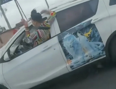 女子开车半个身子探出窗外吓坏旁车！交警回应称该女子存精神异常