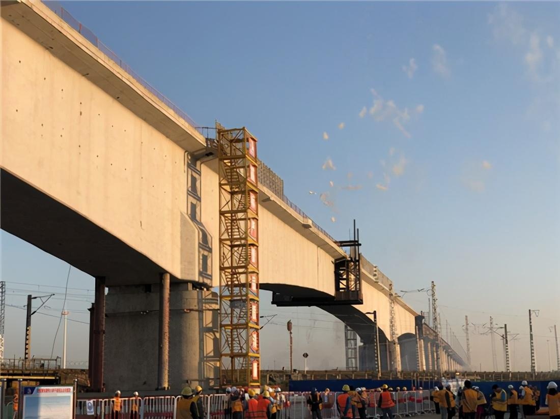 济南黄台联络线首个大跨度连续梁0号块顺利浇筑