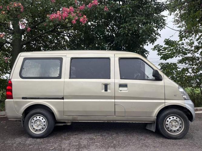 五菱荣光2012参数,五菱荣光2012款8座重多少